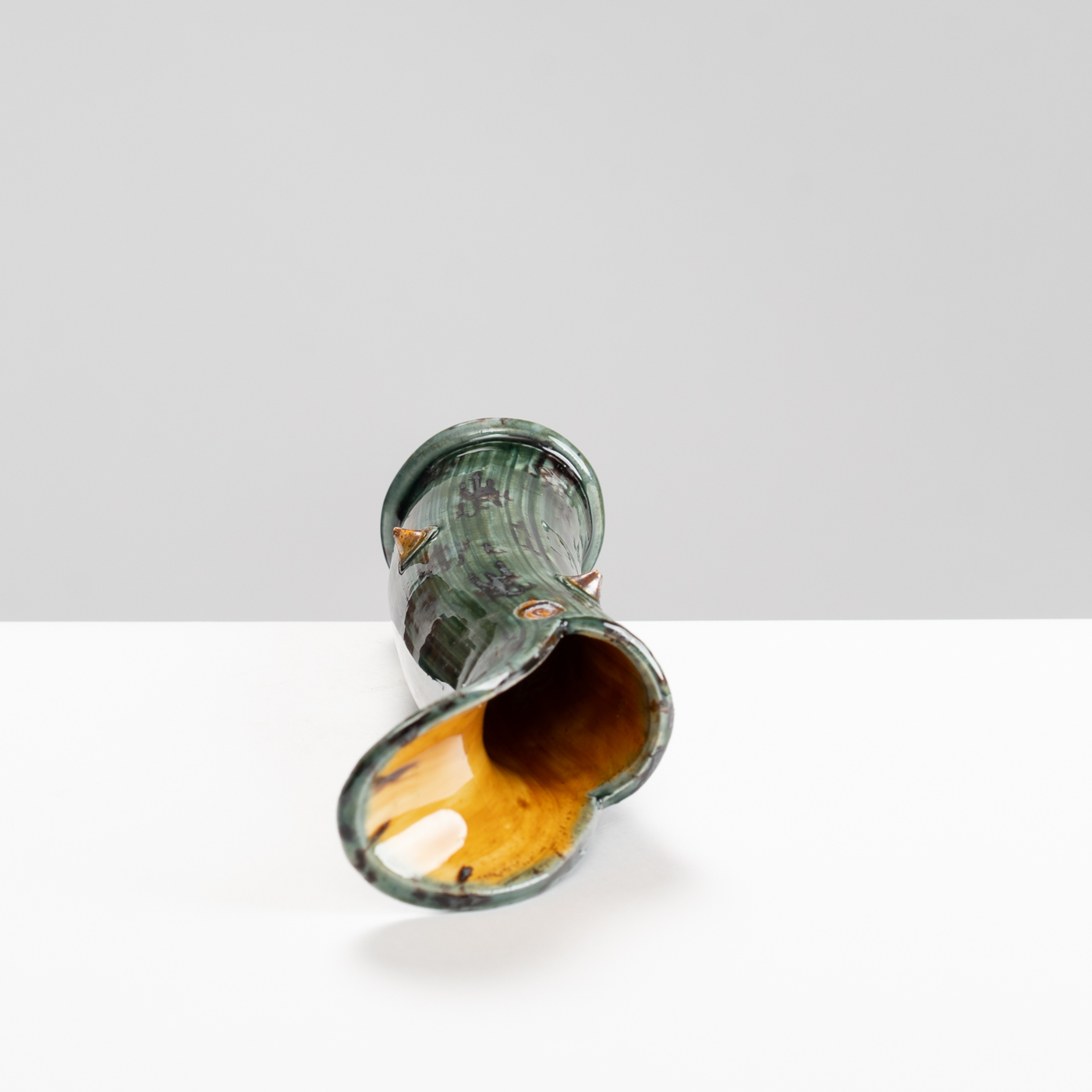 WK30Y587 thorned pourer