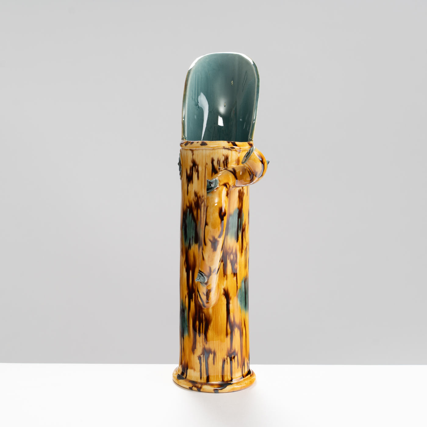 WK30Y607 jug with thorn handle