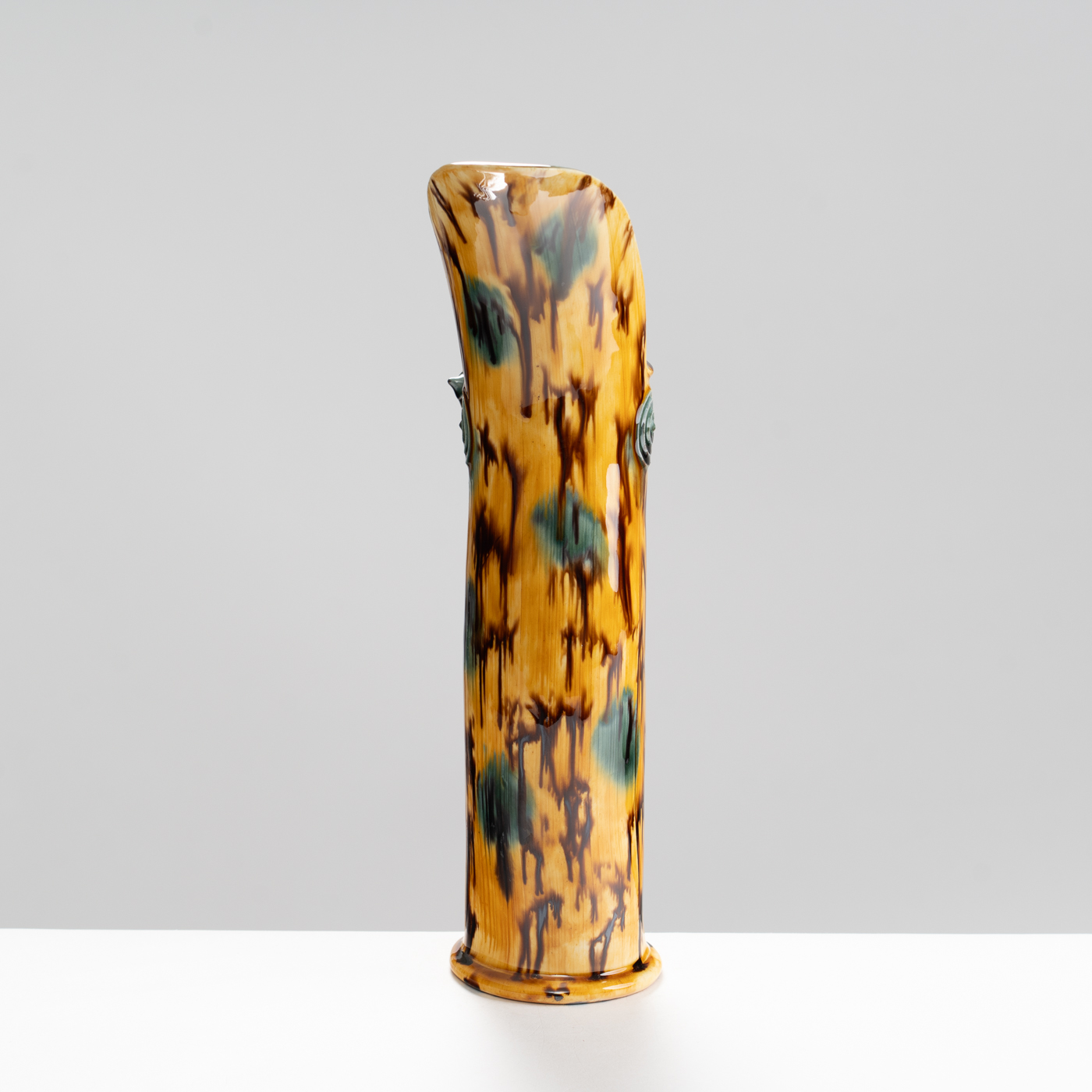 WK30Y607 jug with thorn handle