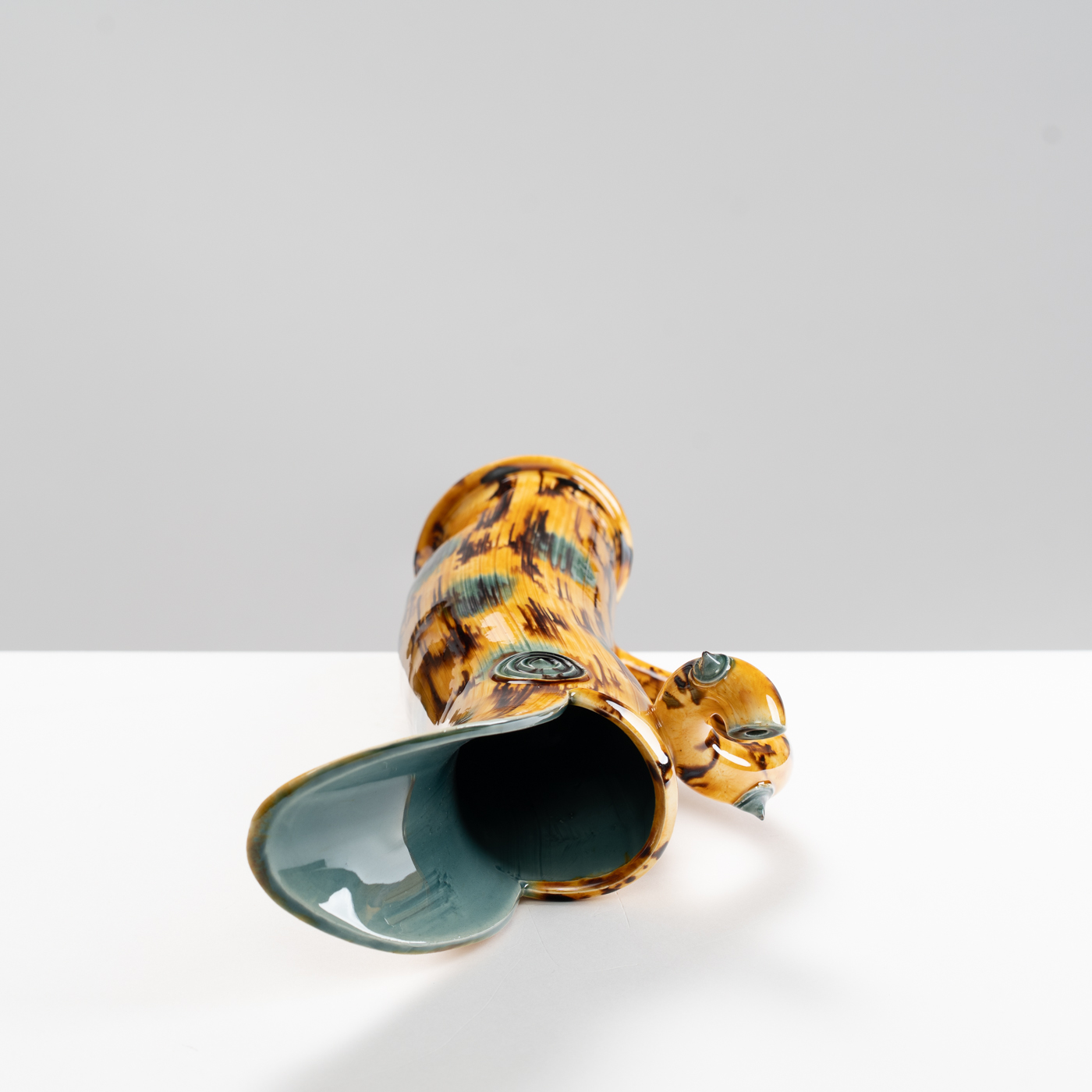 WK30Y607 jug with thorn handle