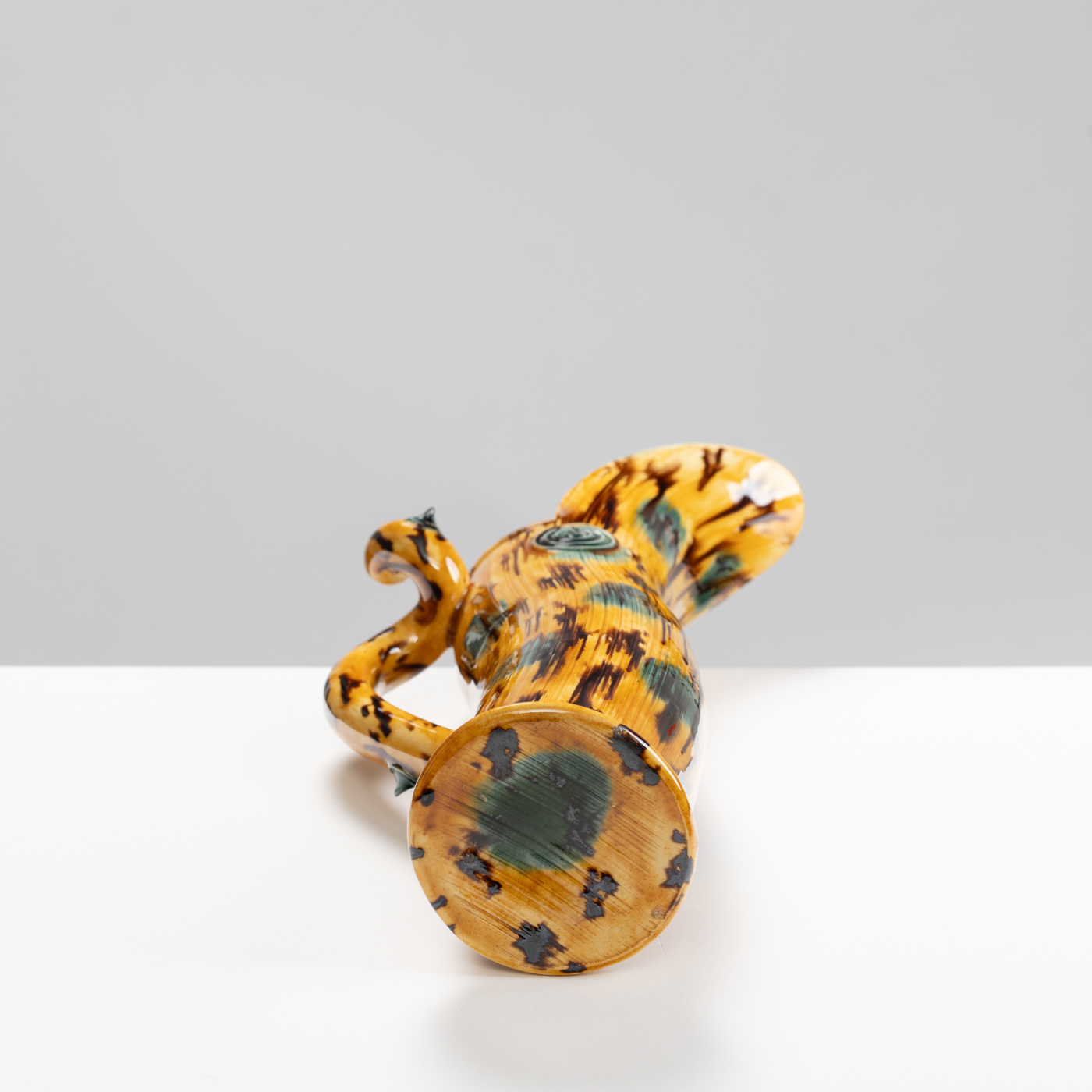 WK30Y607 jug with thorn handle