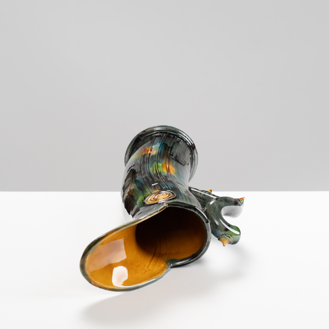 WK30Y608 jug with thorn handle