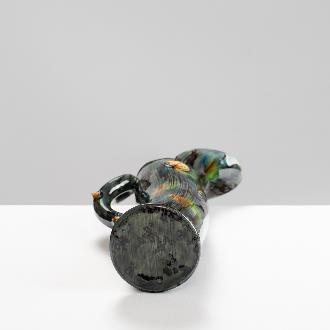 WK30Y608 jug with thorn handle